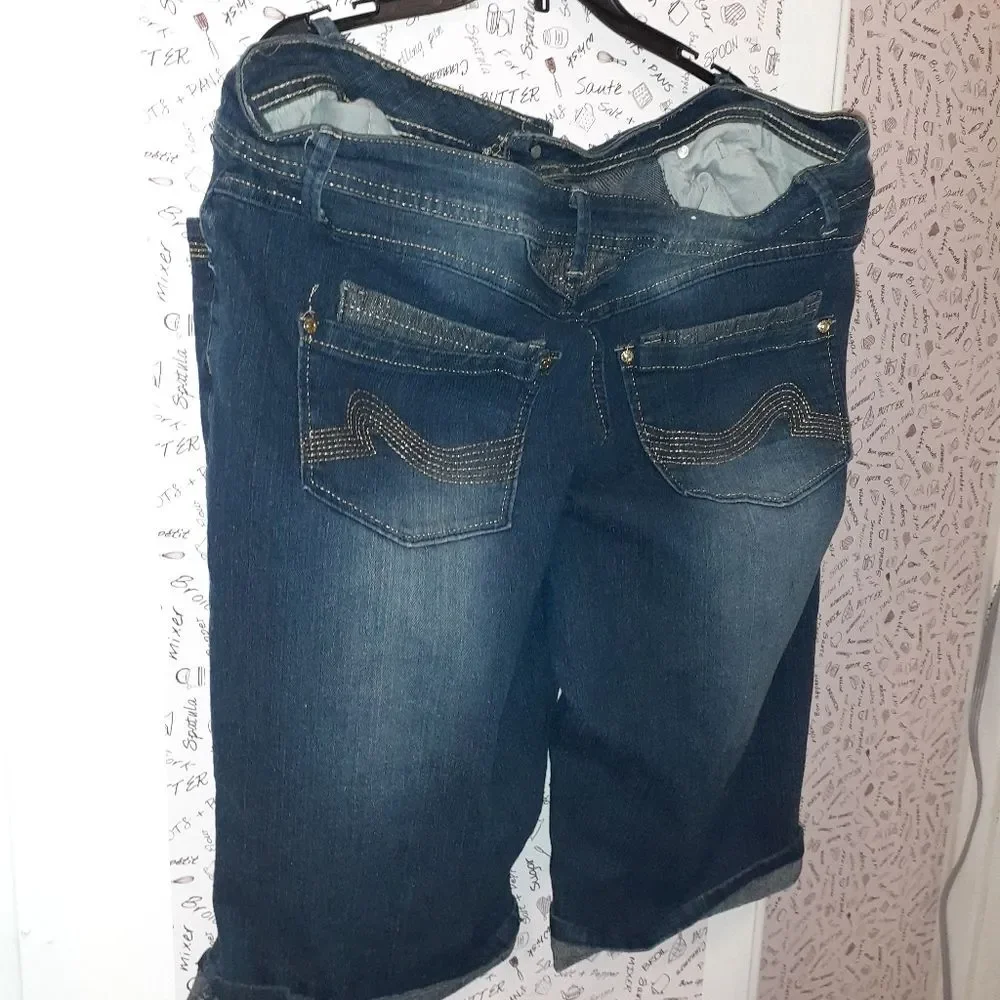 Unbranded topstitched denim